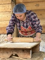 Brot wird vorbereitet &ndash; &copy; Mathias Schirmer (Eberhardt TRAVEL)