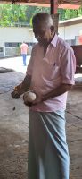 21 Schälen der Kokosnuss &ndash; &copy; Susanne Schirmann (Eberhardt TRAVEL)