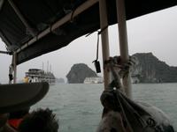 0144 Ha-Long-Bucht Das Kreuzen geht weiter &ndash; &copy; Peter Möbius (Eberhardt TRAVEL)