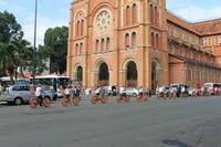 0330 HCMC - Notre Dame-Werbung auf vietnamesisch.JPG &ndash; &copy; Peter Möbius (Eberhardt TRAVEL)