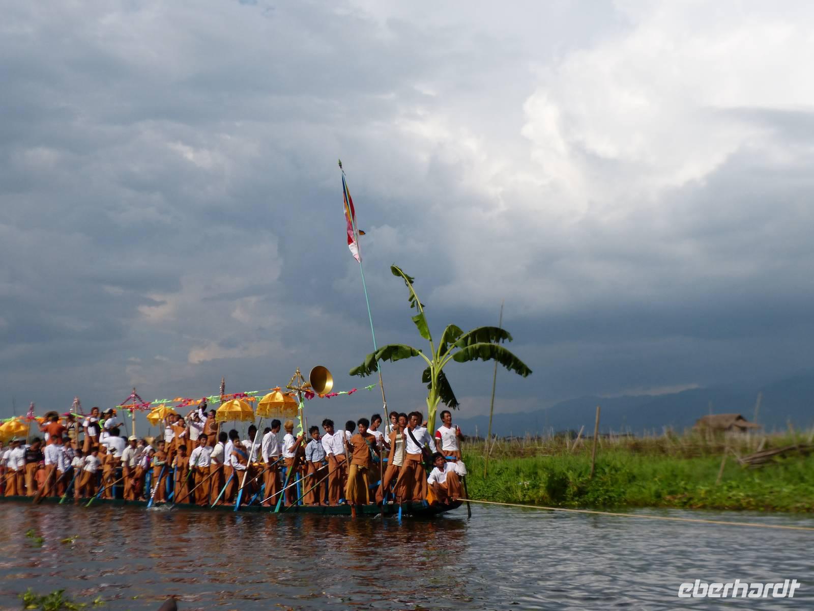 211. Phaungdaw Oo Pagodenfest,  Inle Lake, Myanmar &ndash; &copy; Maria Michel (Eberhardt TRAVEL)