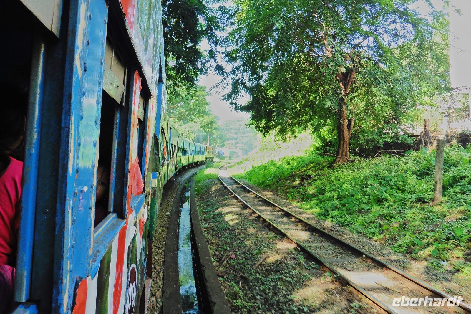 Bahnfahrt Yangon &ndash; &copy; Sandra Winkler (Eberhardt TRAVEL)