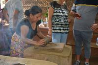 100 Herstellen einer Gewürzmischung &ndash; &copy; Maria Schneider (Eberhardt TRAVEL)