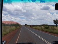 Wir kommen dem Uluru näher &ndash; &copy; Madlen Lippe (Eberhardt TRAVEL)