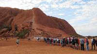 Stau am Ayers Rock / Uluru &ndash; &copy; Anna Stiebing (Eberhardt TRAVEL)