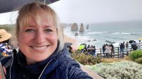 Rundreise Australien - Reisebegleiterin Franzi bei den 12 Aposteln &ndash; &copy; Franziska Bergmann (Eberhardt TRAVEL)