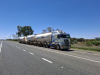 Road Train auf der Fahrt nach Alice Springs, Australien &ndash; &copy; Julian Bartsch (Eberhardt TRAVEL)