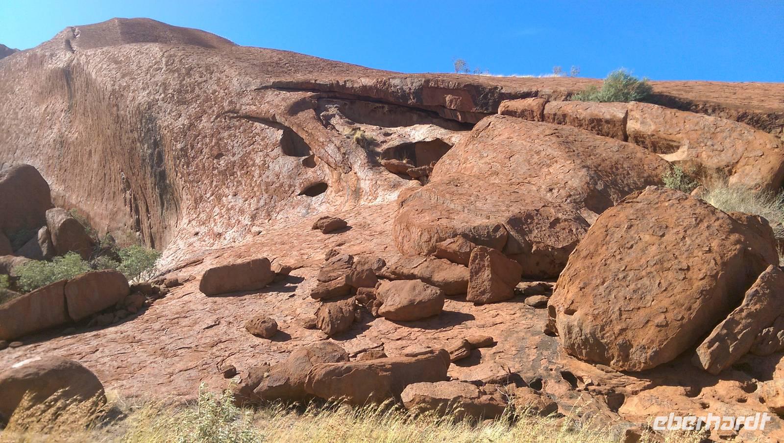 Spaziergang am Ayers Rock &ndash; &copy; Manuela Kreuz (Eberhardt TRAVEL)