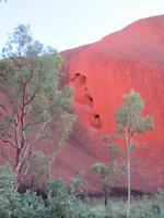 Spaziergang am Ayers Rock &ndash; &copy; Manuela Kreuz (Eberhardt TRAVEL)