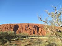 Spaziergang am Ayers Rock &ndash; &copy; Manuela Kreuz (Eberhardt TRAVEL)