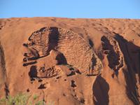 Spaziergang am Ayers Rock &ndash; &copy; Manuela Kreuz (Eberhardt TRAVEL)