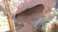 Spaziergang am Ayers Rock &ndash; &copy; Manuela Kreuz (Eberhardt TRAVEL)