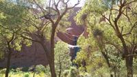 Spaziergang am Ayers Rock &ndash; &copy; Manuela Kreuz (Eberhardt TRAVEL)