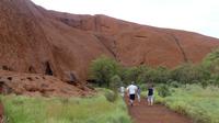Morgenspaziergang am Uluru &ndash; &copy; Frank Nimschowski (Eberhardt TRAVEL)