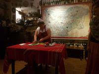 Zubereitung Schopska Salat &ndash; &copy; Petra Hady (Eberhardt TRAVEL)