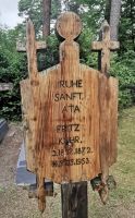 Alte Grabtafel auf dem Friedhof von Nida