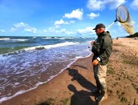 Wir probieren uns beim Bernsteinfischen &ndash; &copy; Simone Willner (Eberhardt TRAVEL)