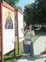 Unsere Reiseleiterin Virginija - erklärt in Trakai &ndash; &copy; Marieta Beck (Eberhardt TRAVEL)
