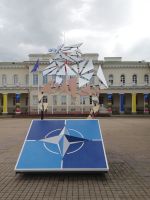 Vor dem Präsidenten Palast - NATO Symbol &ndash; &copy; Marieta Beck (Eberhardt TRAVEL)