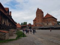 Trakkai - Vorhof des Wasserschlosses Trakkai (13).jpg &ndash; &copy; Steffi Lambrecht (Eberhardt TRAVEL)