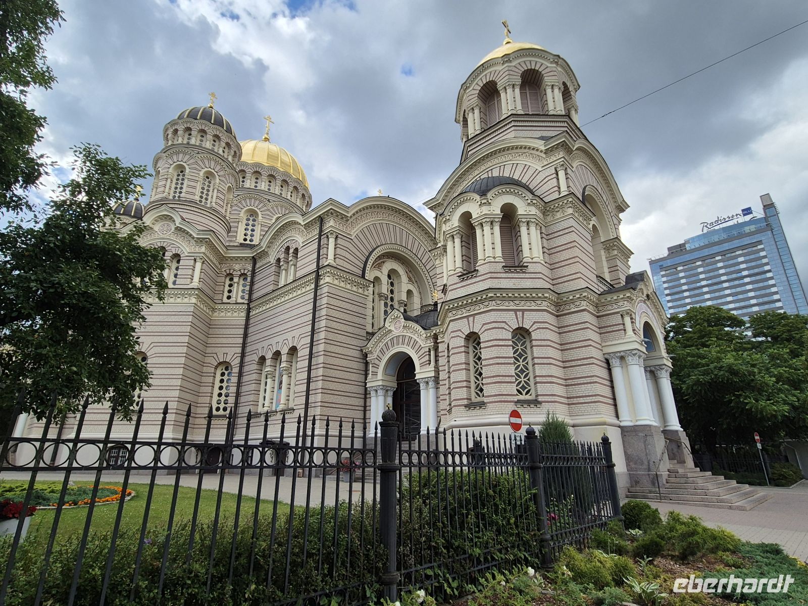 Tag 6 - Riga - Orthodoxe Kirche mit Hotel &ndash; &copy; Jana Wessendorf (Eberhardt TRAVEL)