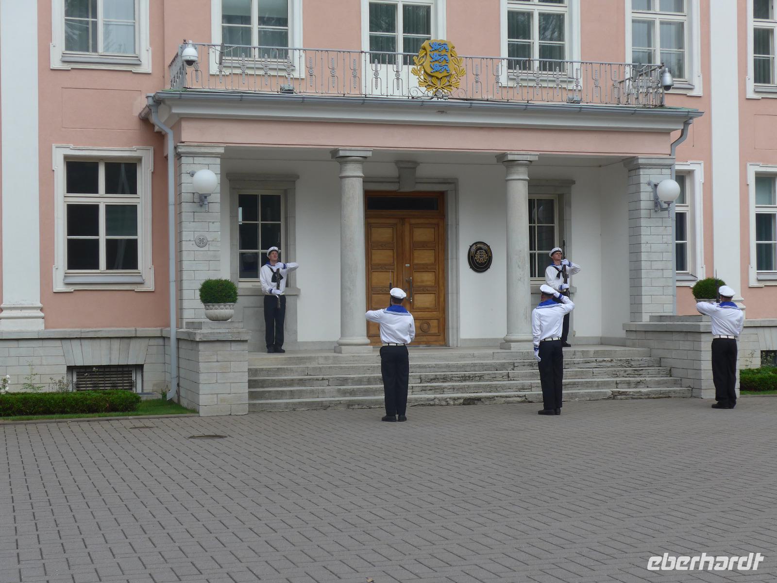 Baltikum, Estland, Kadriorg, Wachablösung &ndash; &copy; Ria Heilmann (Eberhardt TRAVEL)