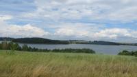 Mit den in sanften Hügeln eingebetteten Seen