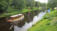 Ein kleines Boot auf dem Stadtkanal in Riga