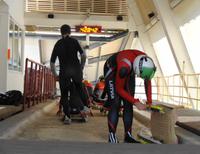 Lettland - Sigulda - Bob- und Rodelbahn - Skeletonis beim Sommertraining &ndash; &copy; Martina Häselbarth (Eberhardt TRAVEL)