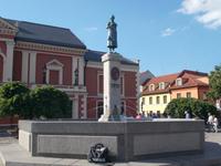DSCN3815   Ännchen von Tharau Brunnen Memel &ndash; &copy; Kerstin Veit (Eberhardt TRAVEL)