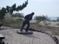 DSCN3820  Statue Sanddüne Nidden &ndash; &copy; Kerstin Veit (Eberhardt TRAVEL)