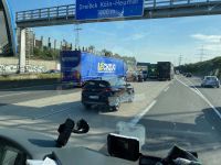Köln naht – etwas Stau und lustige Autonummer &ndash; &copy; Gerold Achim Adamietz (Eberhardt TRAVEL)