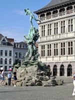 Die Bronzefigur des Brabobrunnens am 