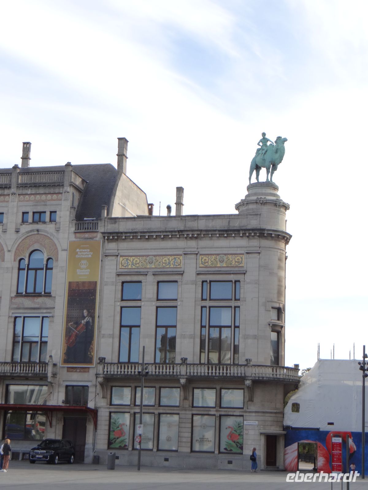 Antwerpen, hier schnuppert ein Dromedar Höhenluft und schaut nebenan in den Zoo.  &ndash; &copy; Vivian Kreft (Eberhardt TRAVEL)