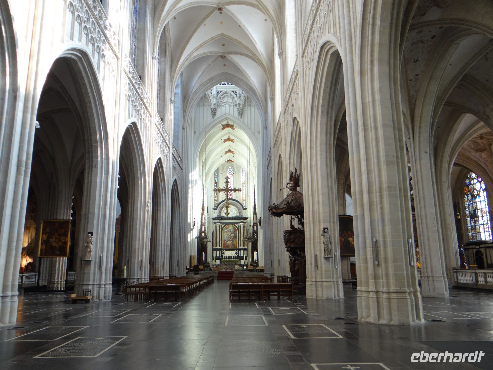 Antwerpen, das weite Innere der Kathedrale mit fünf Schiffen &ndash; &copy; Vivian Kreft (Eberhardt TRAVEL)
