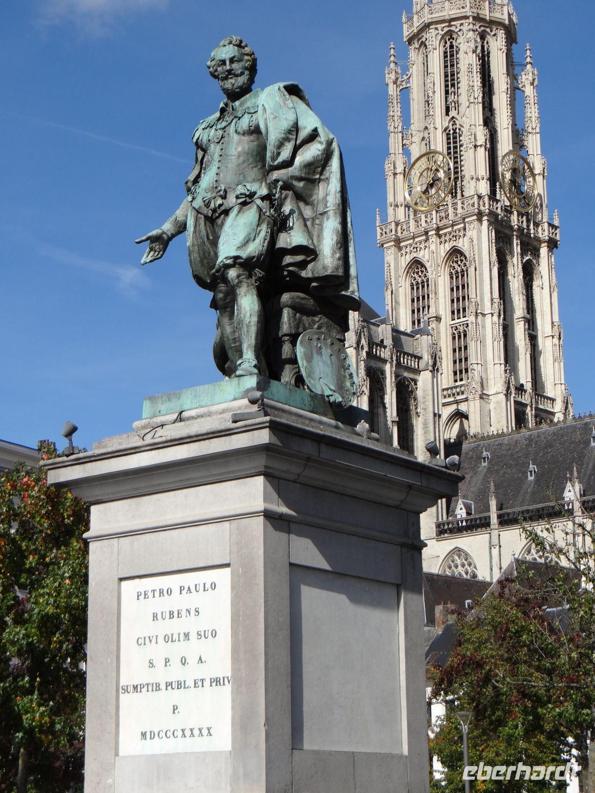 Antwerpen, Denkmal für Peter Paul Rubens und hinter ihm die Kathedrale &ndash; &copy; Vivian Kreft (Eberhardt TRAVEL)