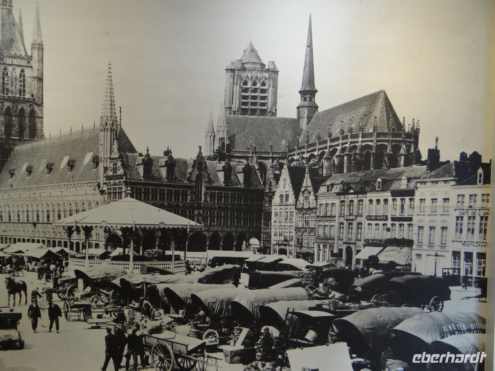 Alte Fotografie des Grote Markt in Ypern in einer Bäckerei. &ndash; &copy; Vivian Kreft (Eberhardt TRAVEL)