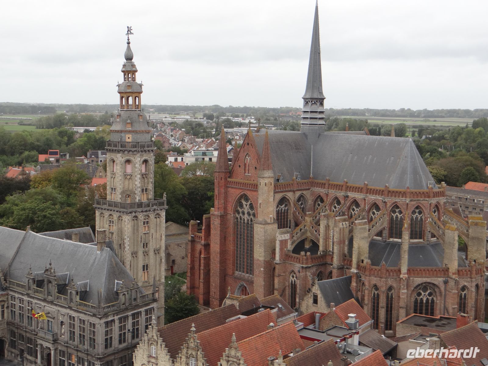 Veurne, von oben sieht man - der Kirche fehlt das Langhaus.  &ndash; &copy; Vivian Kreft (Eberhardt TRAVEL)