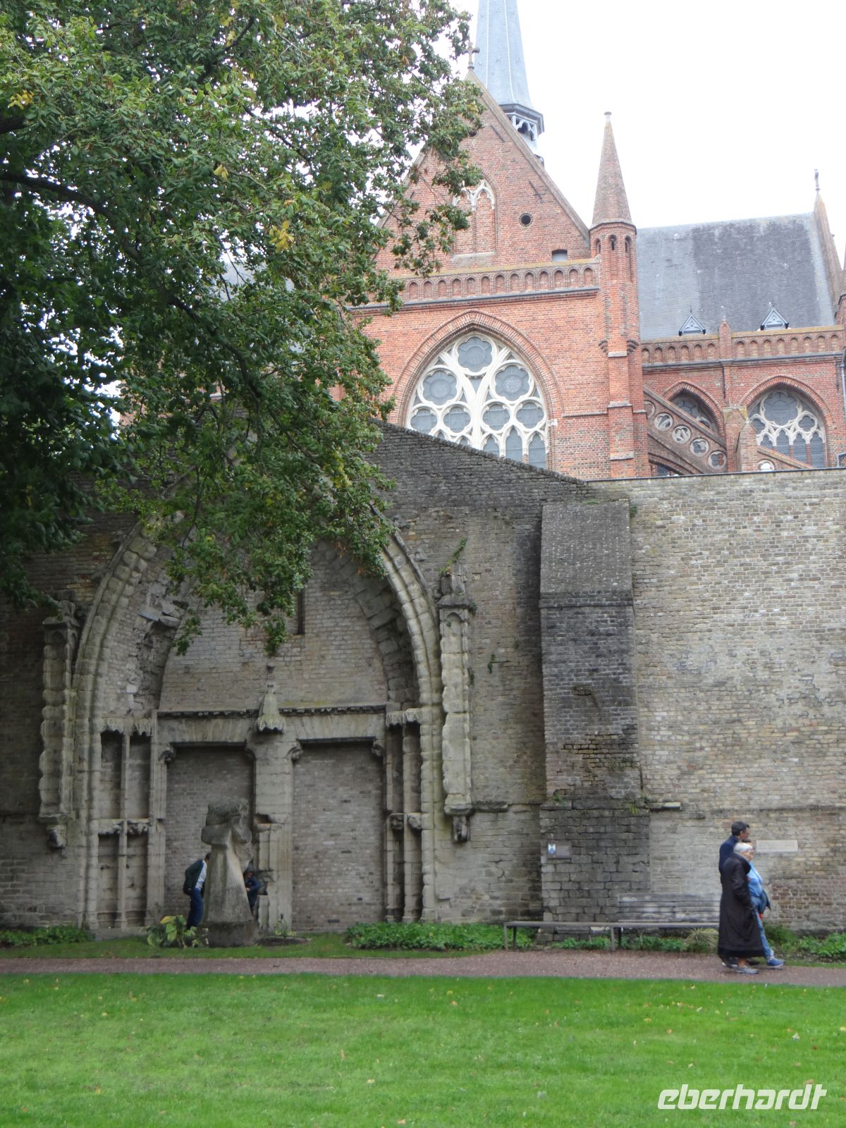 Veurne, der Haupteingang ist da, doch das Kirchenschiff fehlt.  &ndash; &copy; Vivian Kreft (Eberhardt TRAVEL)