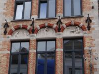 Brügge, das Spitzenklöppeln ahmt die feinen Spinnweben nach, so erklärt es eine Fassade. &ndash; &copy; Vivian Kreft (Eberhardt TRAVEL)