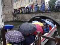 Brügge, Grachtenfahrt mit Schirm &ndash; &copy; Vivian Kreft (Eberhardt TRAVEL)