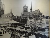 Alte Fotografie des Grote Markt in Ypern in einer Bäckerei. &ndash; &copy; Vivian Kreft (Eberhardt TRAVEL)