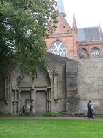 Veurne, der Haupteingang ist da, doch das Kirchenschiff fehlt.  &ndash; &copy; Vivian Kreft (Eberhardt TRAVEL)