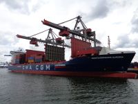 Containerschiff im Beatrixhafen, Rotterdam, Niederlande &ndash; &copy; Saskia Pinnow (Eberhardt TRAVEL)