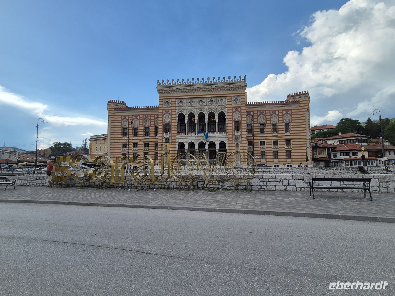 Tag 2 - Stadtführung in Sarajevo - Rathaus mit Schriftzug.jpg &ndash; &copy; Jana Wessendorf (Eberhardt TRAVEL)