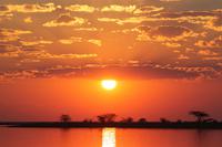 Sonnenuntergang in den Makgadikadi Salzpfannen &ndash; &copy; Vicky Kern (Eberhardt TRAVEL)
