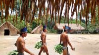 Indianer in traditioneller Kleidung am Amazonas. Bootstour. @Anette Rietz &ndash; &copy; Anette Rietz (Eberhardt TRAVEL)