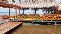 Mittagessen und Piranha-Angeln auf einem schwimmenden Restaurant am Rio Negro im Amazonas. @Anette Rietz &ndash; &copy; Anette Rietz (Eberhardt TRAVEL)