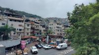 Blick auf den Eingang einer Favela in Rio de Janeiro. Foto: Anette Rietz &ndash; &copy; Anette Rietz (Eberhardt TRAVEL)