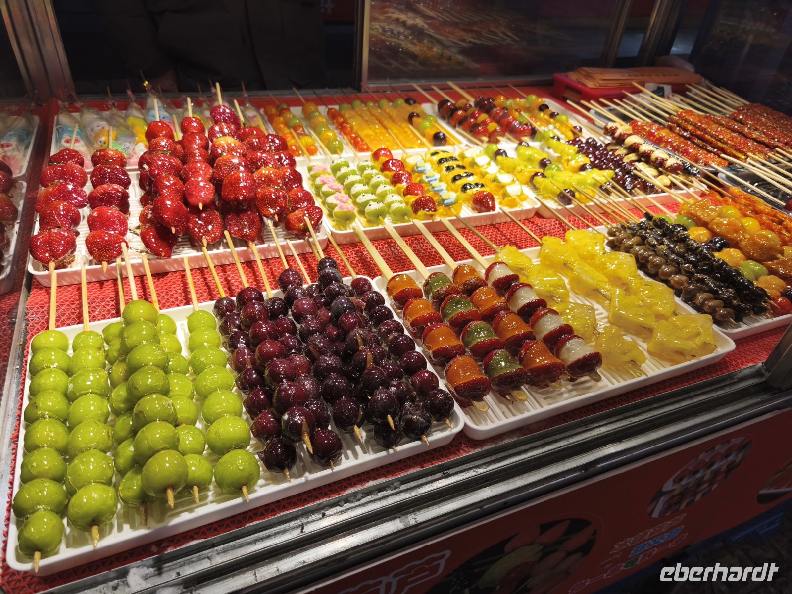 Glasierte Früchte als Streetfood - China &ndash; &copy; Sten Bernhardt (Eberhardt TRAVEL)